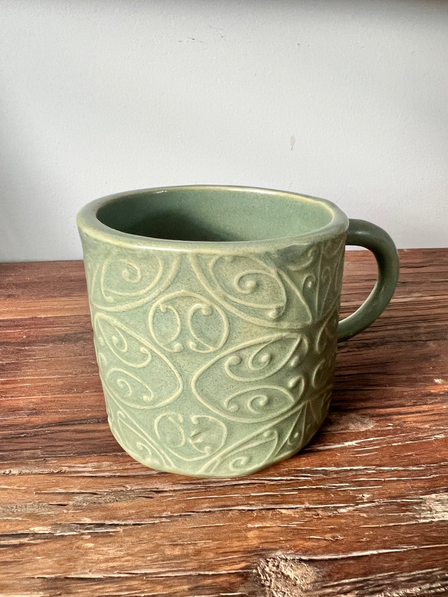 Māori Design Mug - Green Tea Glaze