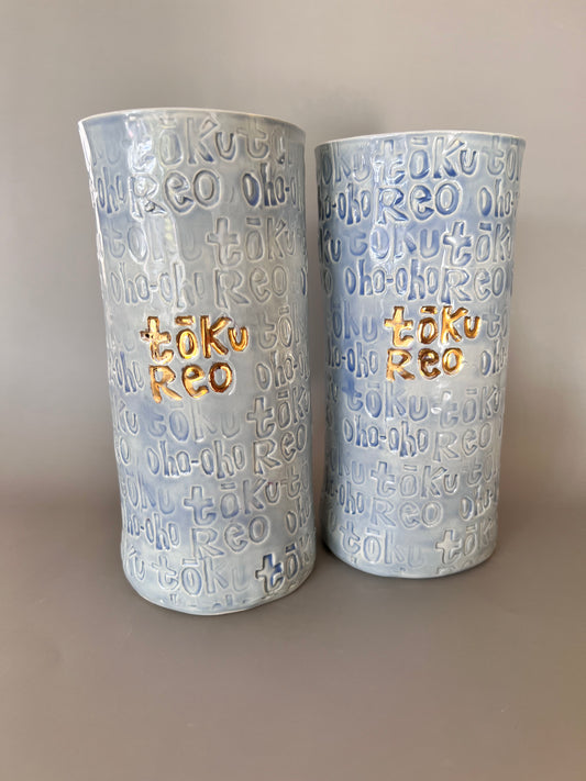 Koura on Vase (Gold on vase)