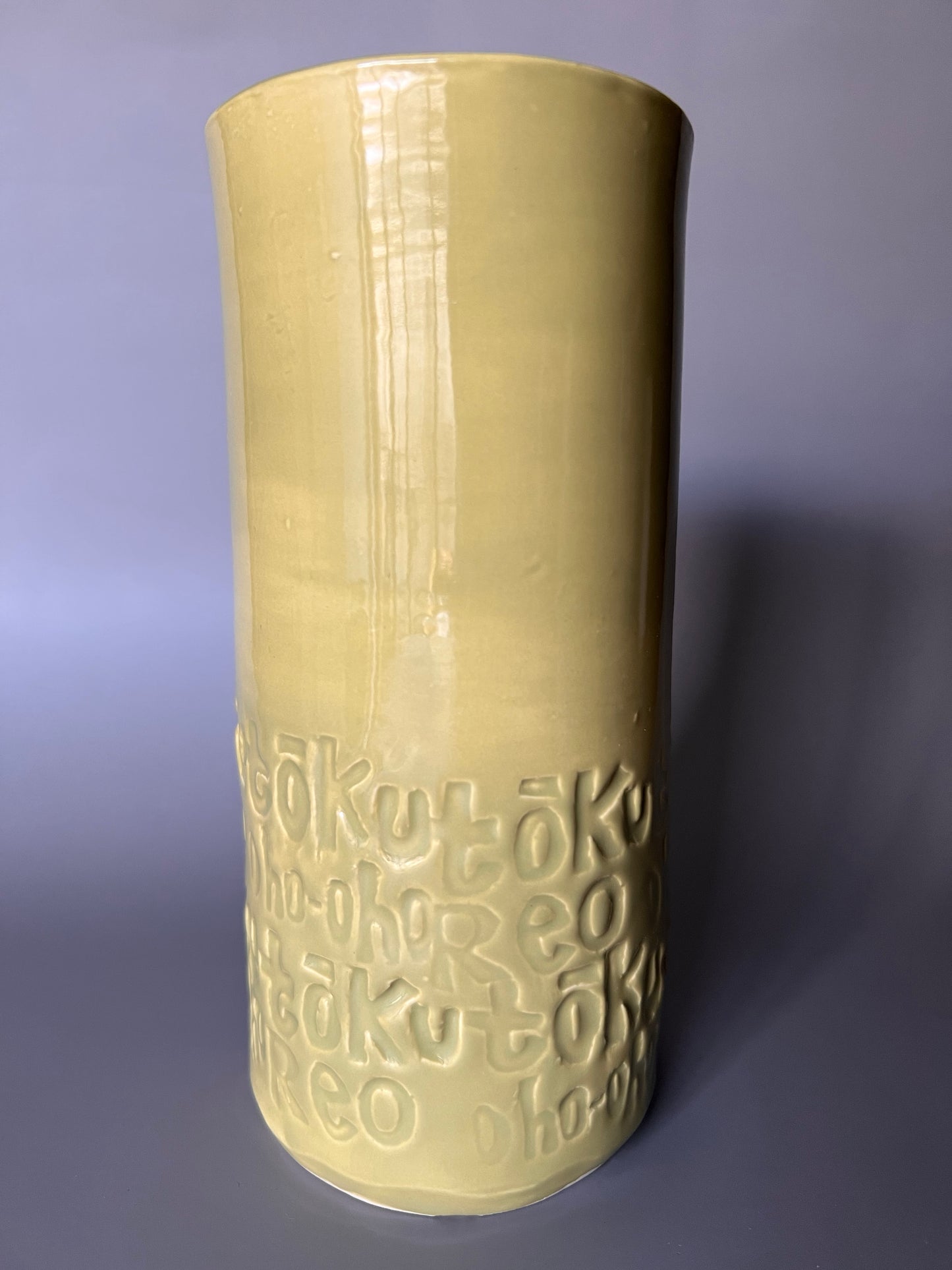 Avocado Green Tōku reo, tōku oho-oho vase